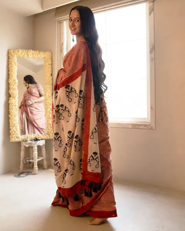 Red_Cotton_Checks_Printed_Mul_Saree_With_Tassels_For_Women